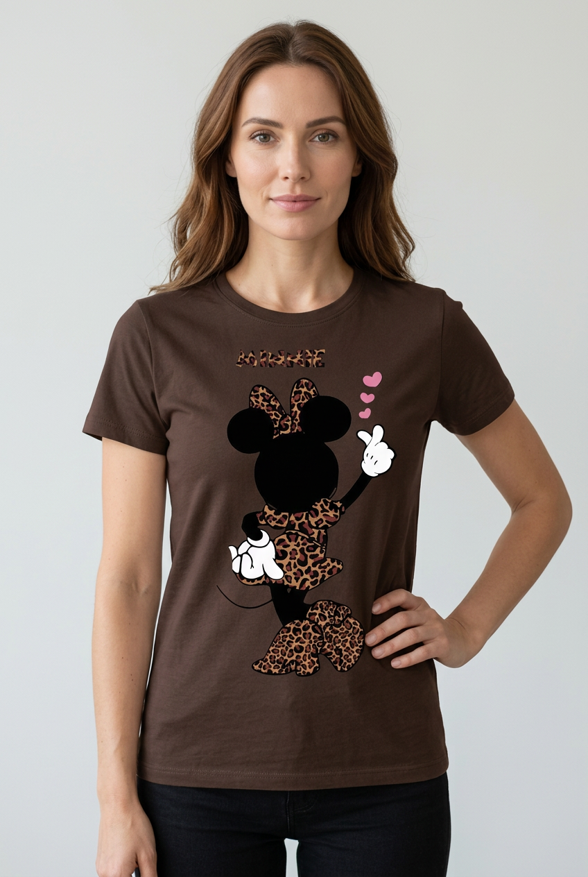 Дамска тениска Lady Minnie в тъмнокафяво с леопардови детайли и розови сърца, на модел | SatModa