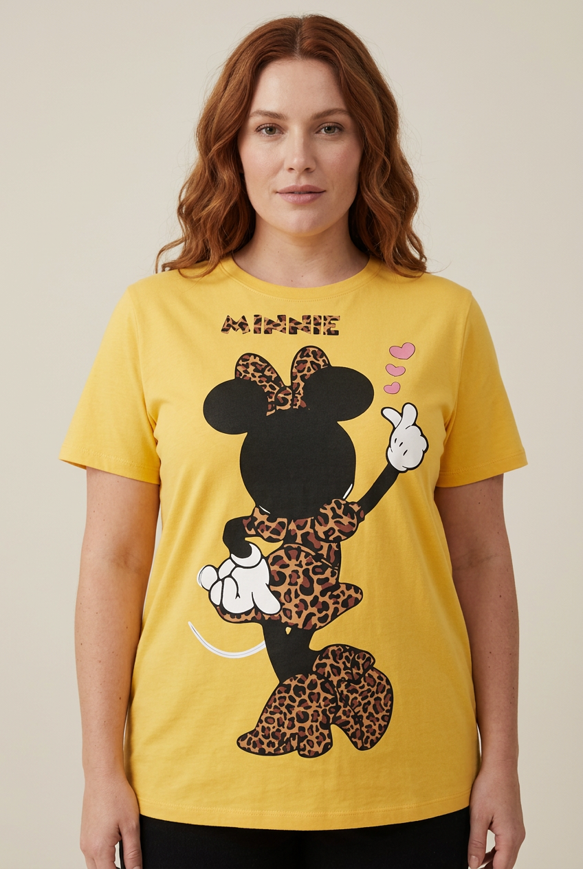Дамска тениска Lady Minnie в жълто с леопардови детайли и розови сърца, на модел | SatModa