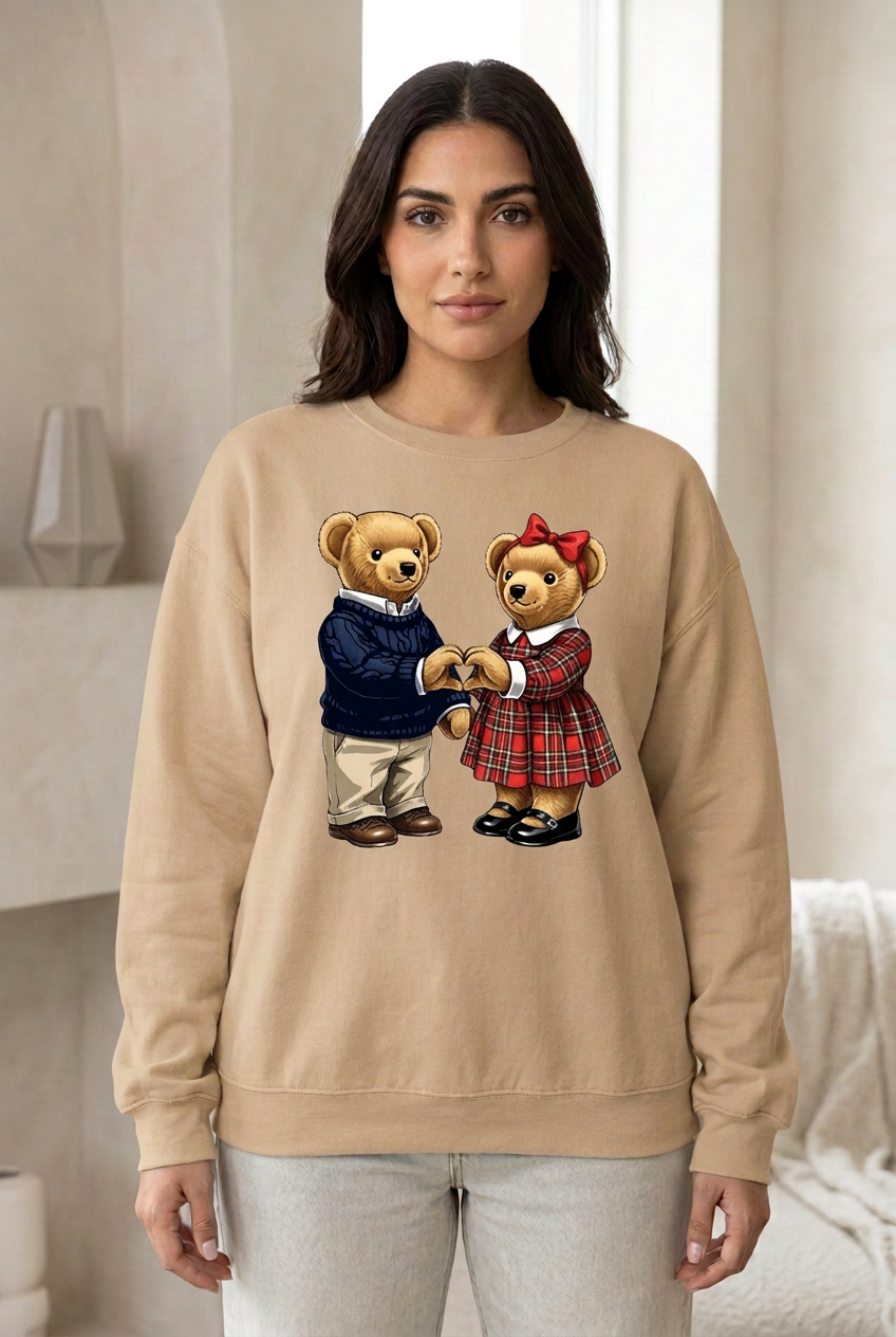  Дамска ватирана блуза Bear Love в бежово с две мечета, показана на модел | SatModa