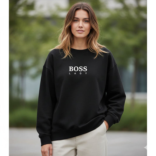 Дамска блуза Boss Lady в черно с бял надпис BOSS LADY, показана на модел | SatModa