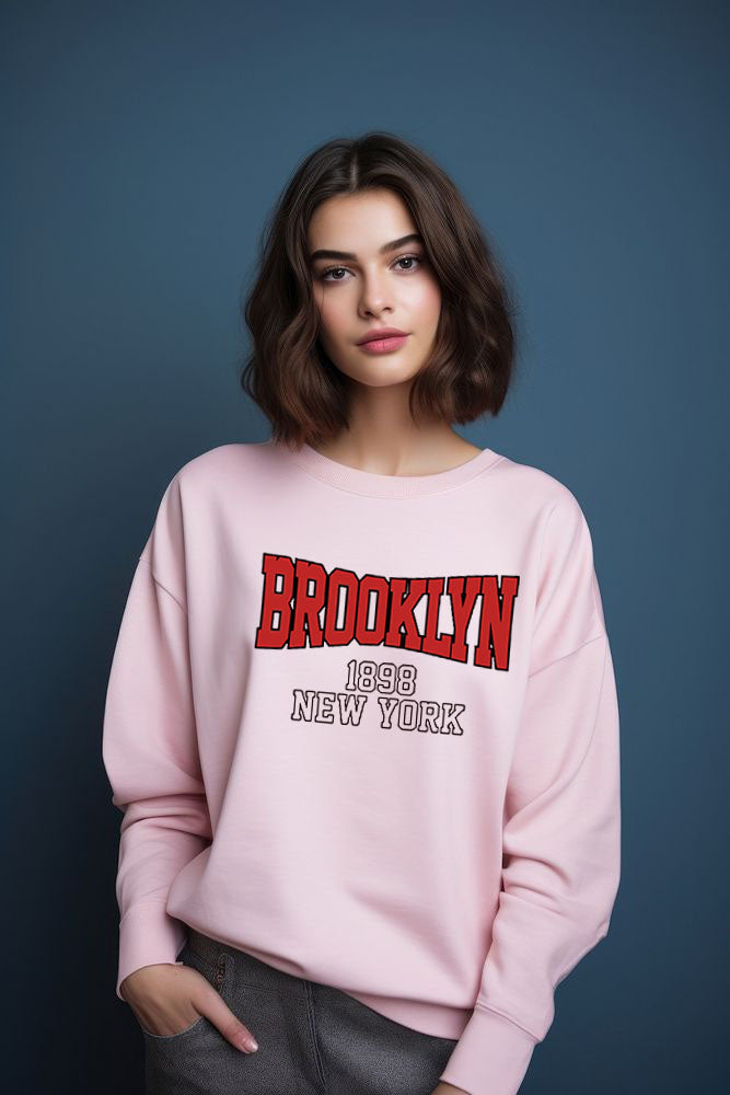 Дамска блуза Brooklyn Woman в розово с надпис BROOKLYN, показана на модел | SatModa
