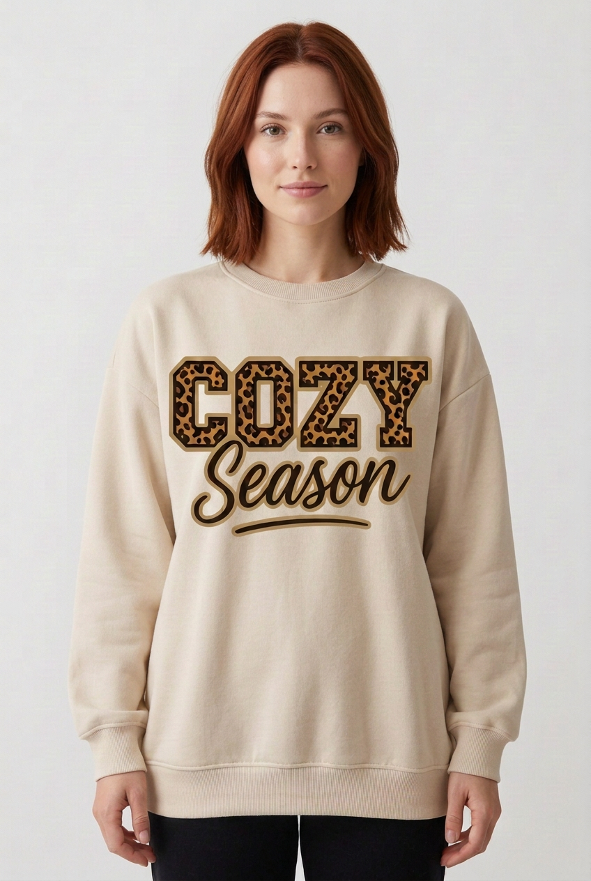  Дамска бежова ватирана блуза Cozy Season с леопардов надпис отпред, показана на модел | SatModa