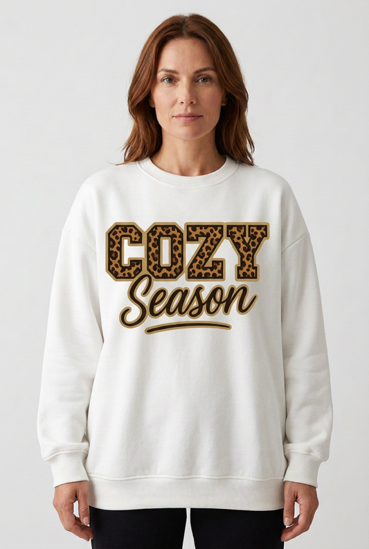 Alt: Дамска бяла ватирана блуза Cozy Season с леопардов надпис отпред, показана на модел | SatModa 