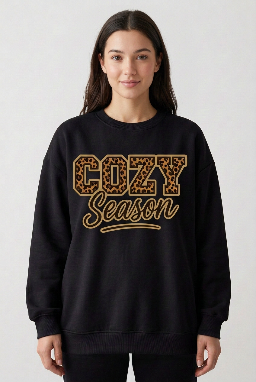 Дамска черна ватирана блуза Cozy Season с леопардов надпис отпред, показана на модел | SatModa