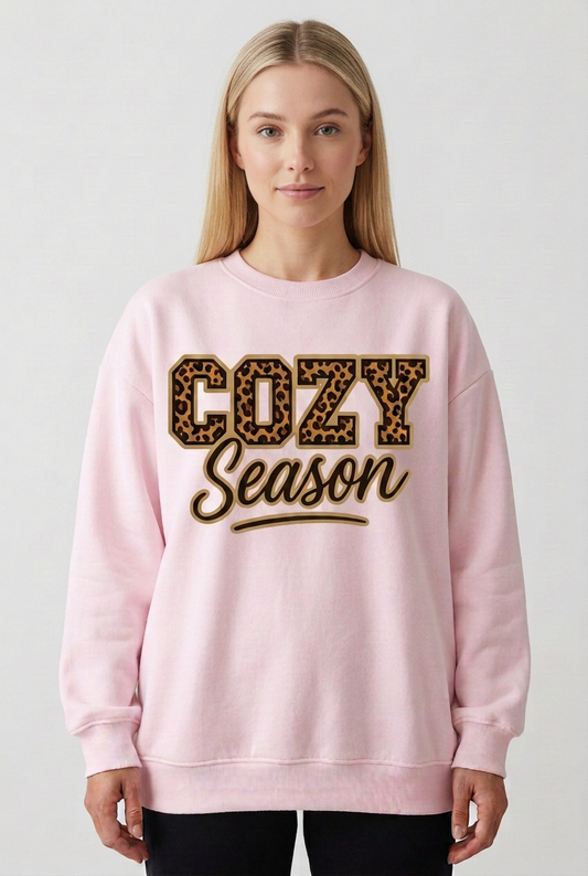 Дамска светлорозова ватирана блуза Cozy Season с леопардов надпис отпред, показана на модел | SatModa