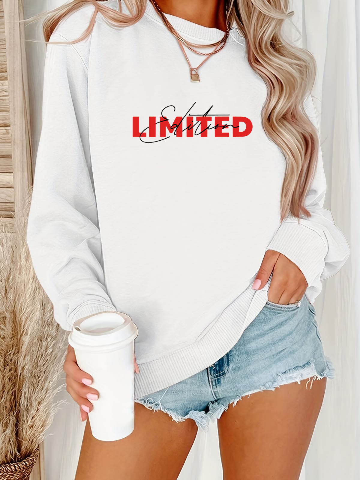 Дамска блуза Limited Edition в бяло с червен надпис, показана на модел | SatModa