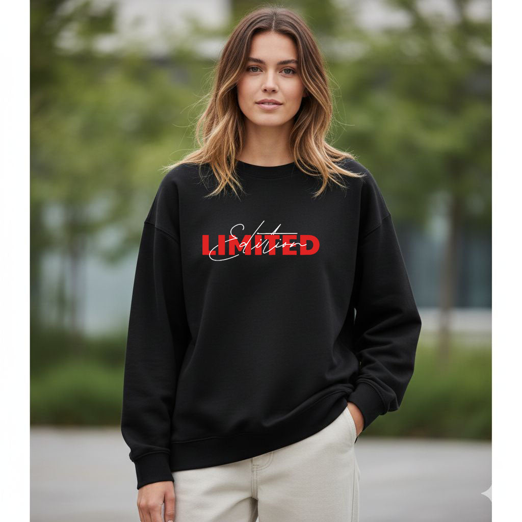 Дамска блуза Limited Edition в черно с контрастен надпис, показана на модел | SatModa