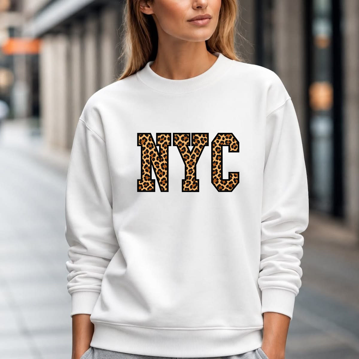 Дамска блуза NYC в бяло с леопардов надпис, показана на модел | SatModa