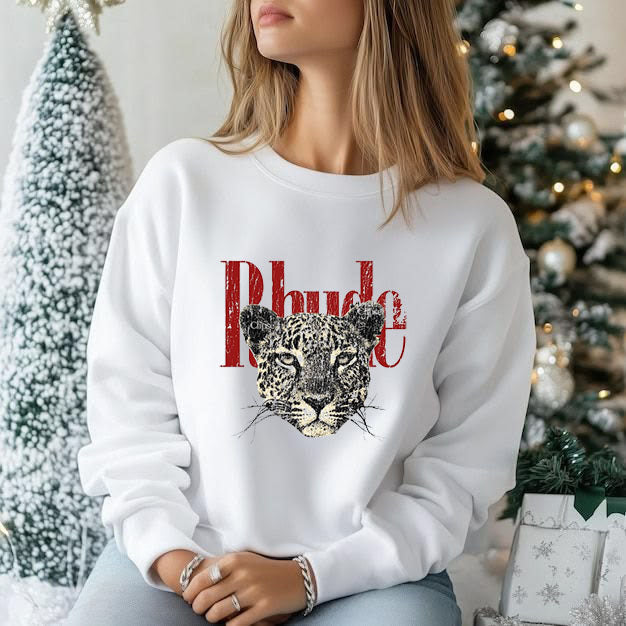 Дамска блуза Rhude в бяло с принт леопард, показана на модел | SatModa