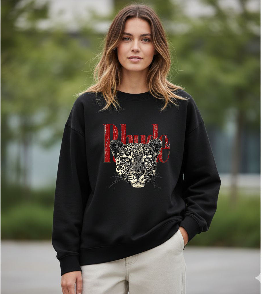 Дамска блуза Rhude в черно с принт леопард и червен надпис, показана на модел | SatModa