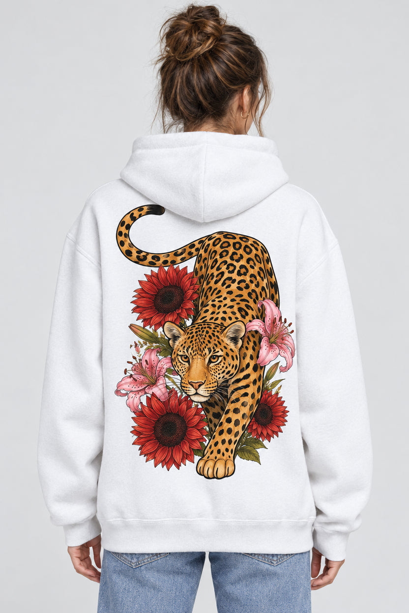 Дамски суичър Flower Leo в бяло с леопард и червени и розови цветя на гърба, показан на модел | SatModa