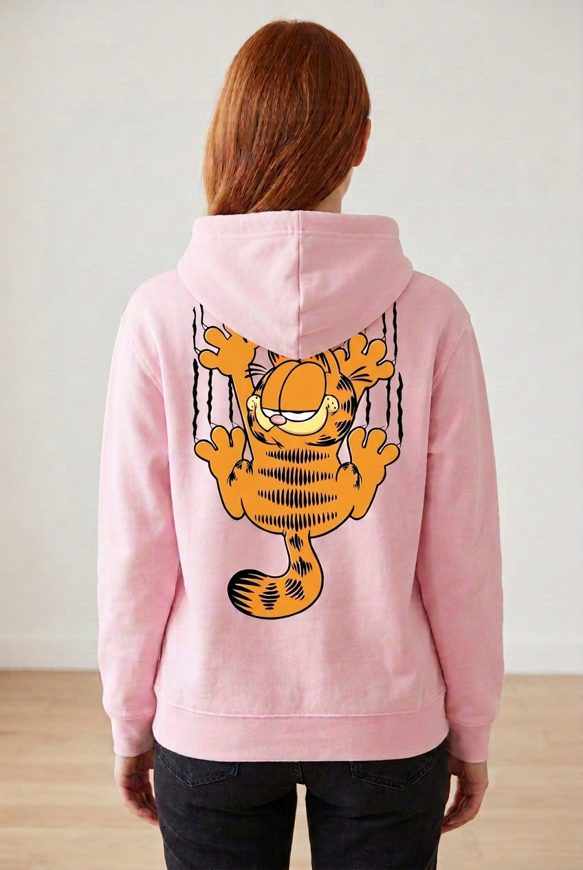 Дамски суичър с качулка в светлорозово с Garfield и следи на гърба, показан на модел | SatModa 