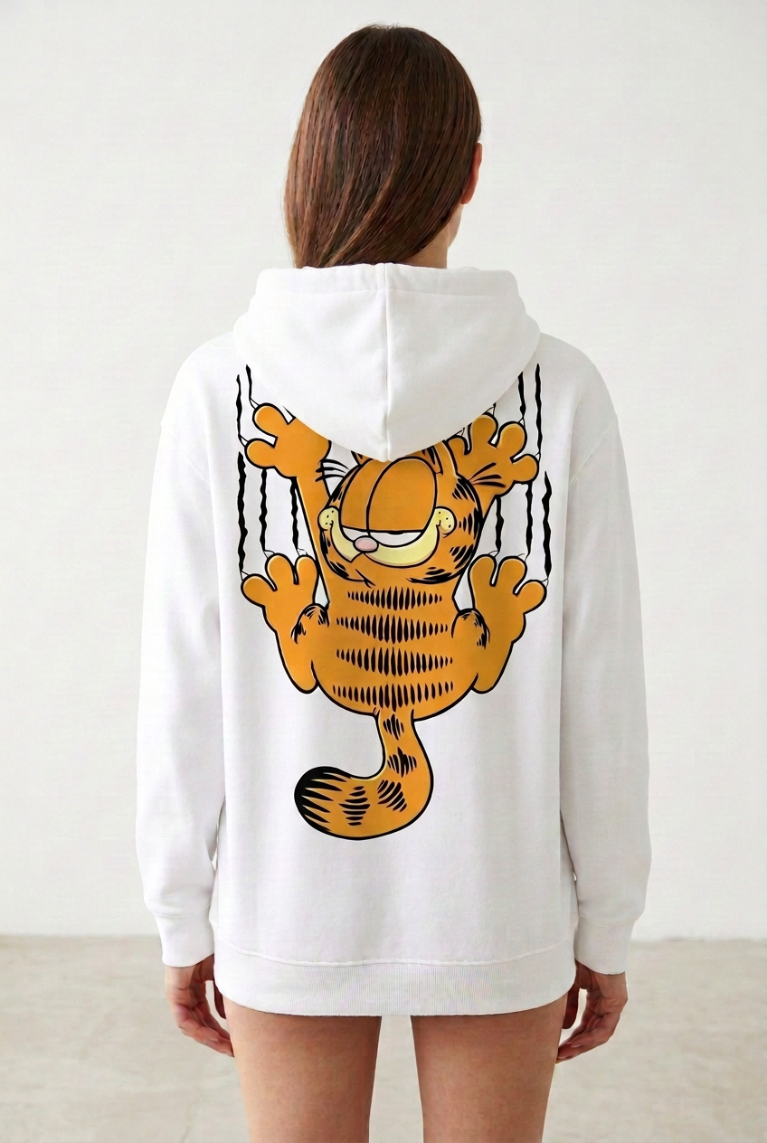 Дамски суичър с качулка в бяло с Garfield и следи на гърба, показан на модел | SatModa
