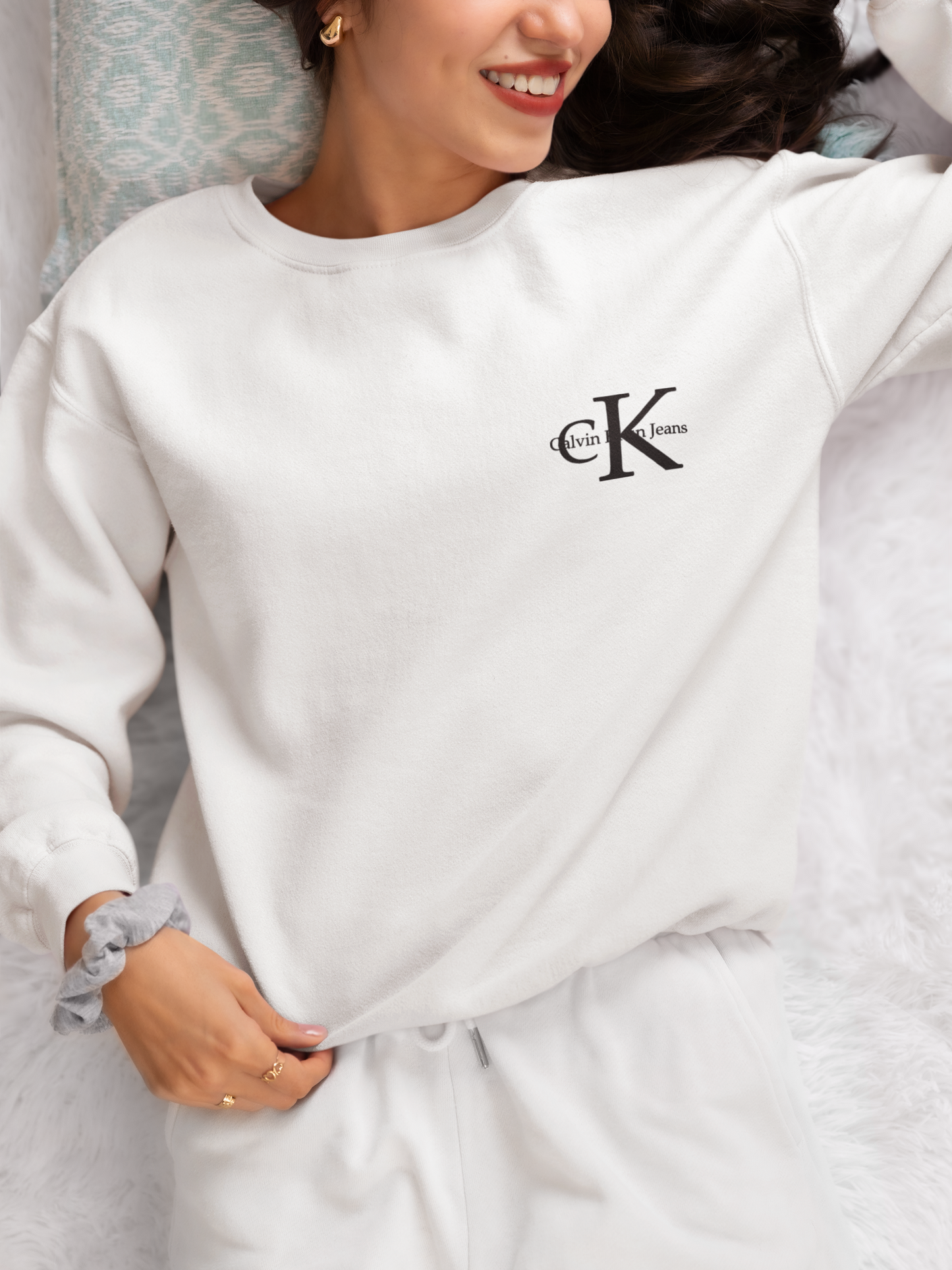 Дамска блуза cK Smal Logo / SatModa

Ватирана блуза с обло деколте и свободна кройка. Материята на блузата е изключително мека и приятна. Осигурява максимален комфорт и топлина през зимните дни.

BGN 37.60