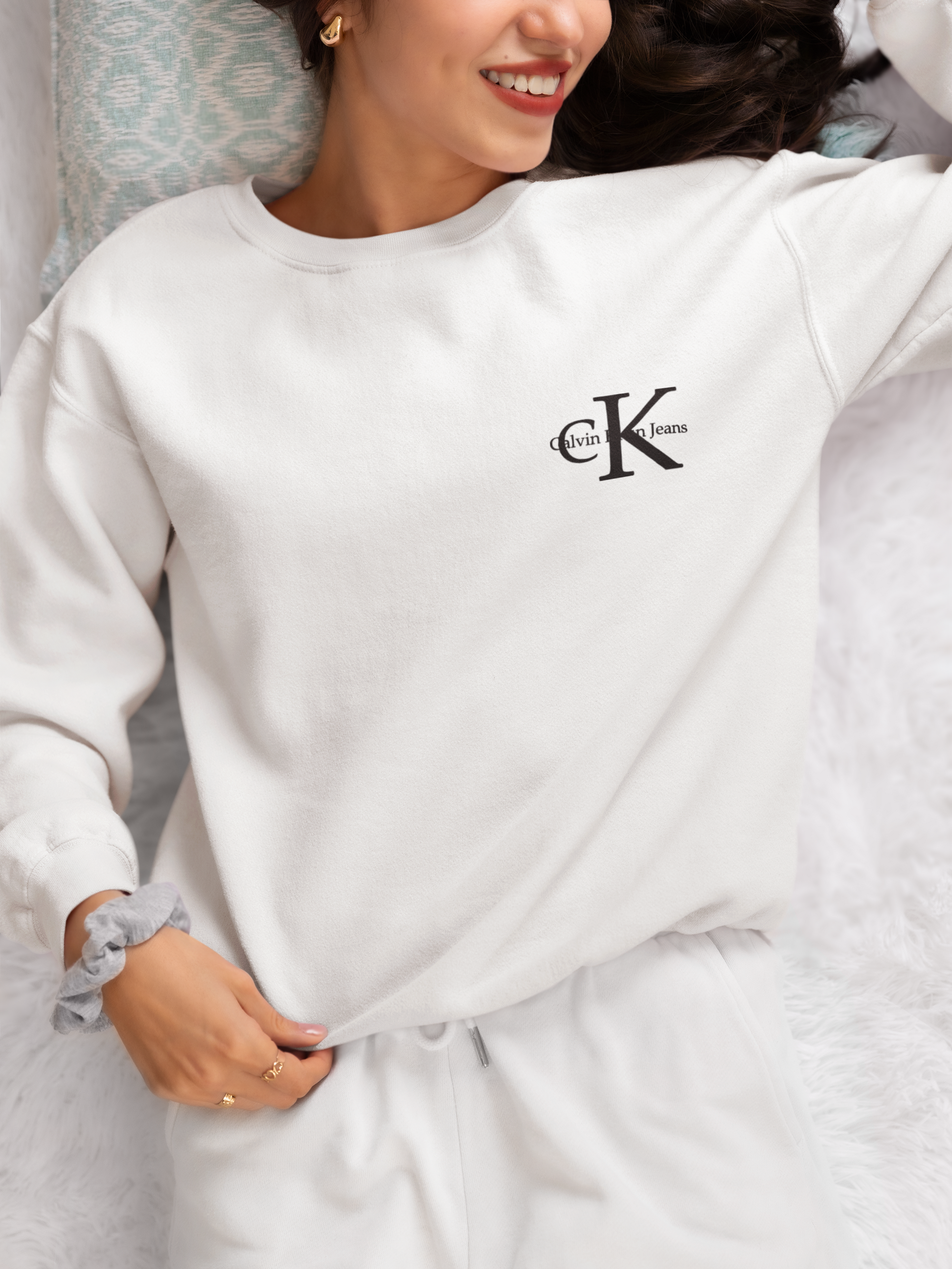 Дамска блуза cK Smal Logo / SatModa

Ватирана блуза с обло деколте и свободна кройка. Материята на блузата е изключително мека и приятна. Осигурява максимален комфорт и топлина през зимните дни.

BGN 37.60