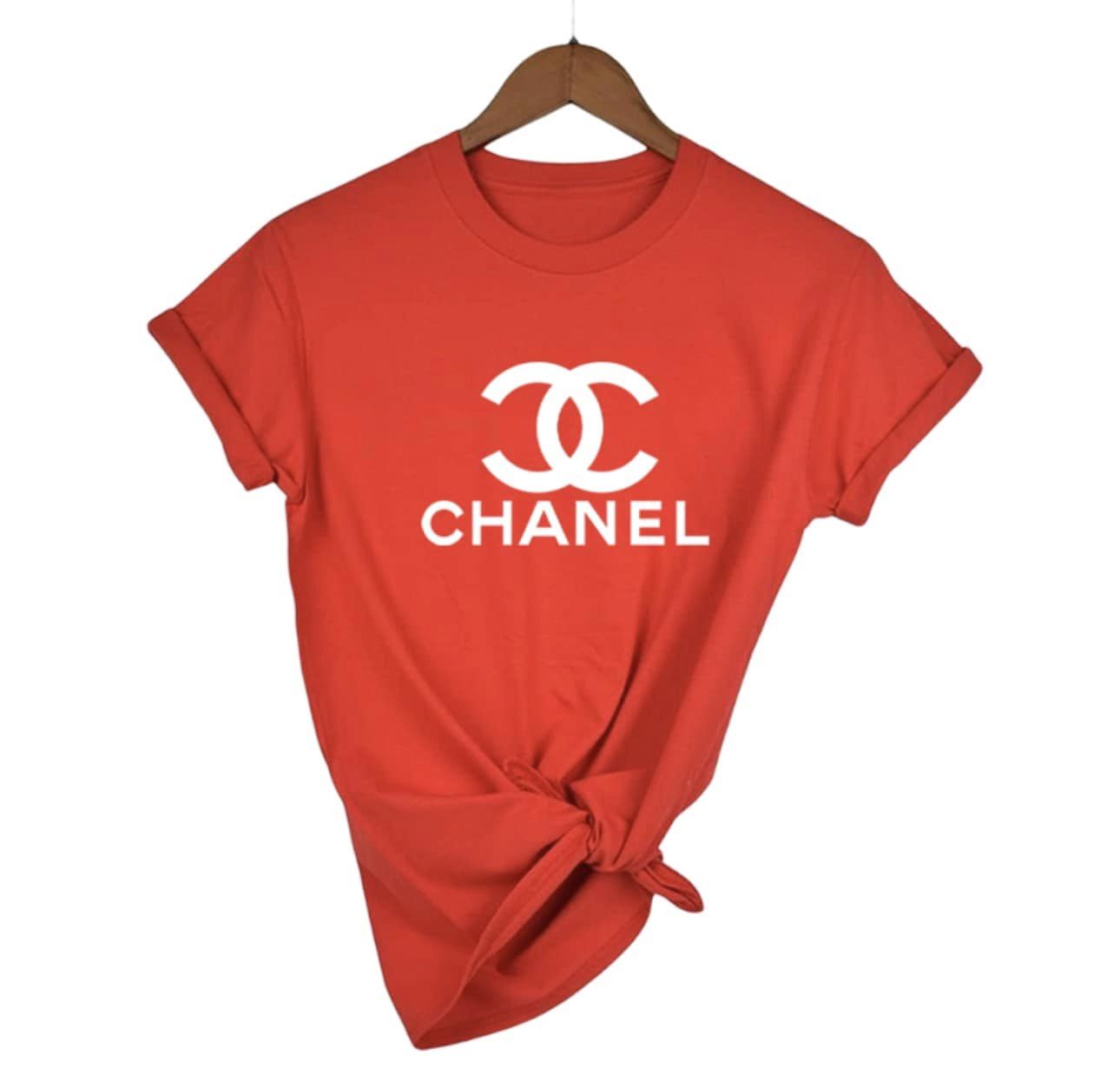 Дамска тениска Chanel Red - SatModa  https://satmoda.com/products/дамска-тениска-chanel  Ефектна дамска тениска с обло деколте и свободна кройка. Осигурява максимален комфорт през летните дни.Съчетава се добре както с дънки, така и със спортен екип.