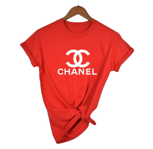 Дамска тениска Chanel Red - SatModa  https://satmoda.com/products/дамска-тениска-chanel  Ефектна дамска тениска с обло деколте и свободна кройка. Осигурява максимален комфорт през летните дни.Съчетава се добре както с дънки, така и със спортен екип.