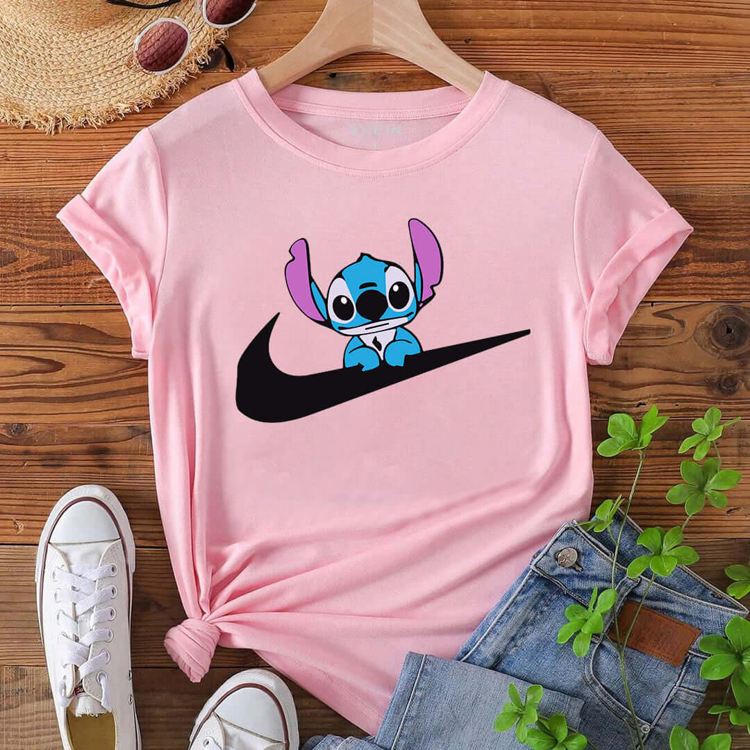 Дамска тениска N*Stich Pink...  https://satmoda.com/products/woman-t-shert-n-stich-pink  Ефектна дамска тениска с обло деколте и свободна кройка. Осигурява максимален комфорт през летните дни.Съчетава се добре както с дънки, така и със спортен екип.