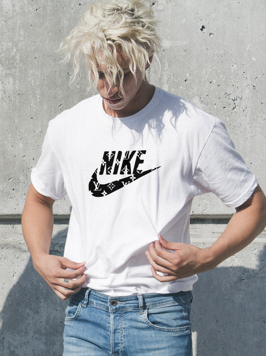 Мъжка тениска Nike L.V. / SatModa

Модерна мъжка тениска с обло деколте и свободна кройка. Материята на тениската е изключително мека и осигурява максимален комфорт през летните дни. Съчетава...