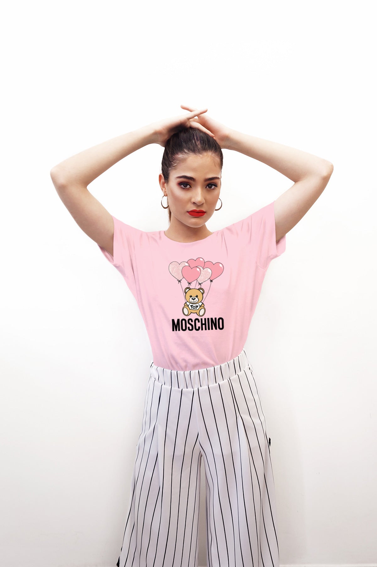 SatModa  SatModa  https://satmoda.com › products › дамска-тениска-moschino-balloons  Дамска тениска Moschino Balloons  Дамска тениска със стилен дизайн и висококачествени материали. Отличен избор за ежедневието и спорт. Подходяща за разнообразни поводи и комбинации.  BGN 24.90