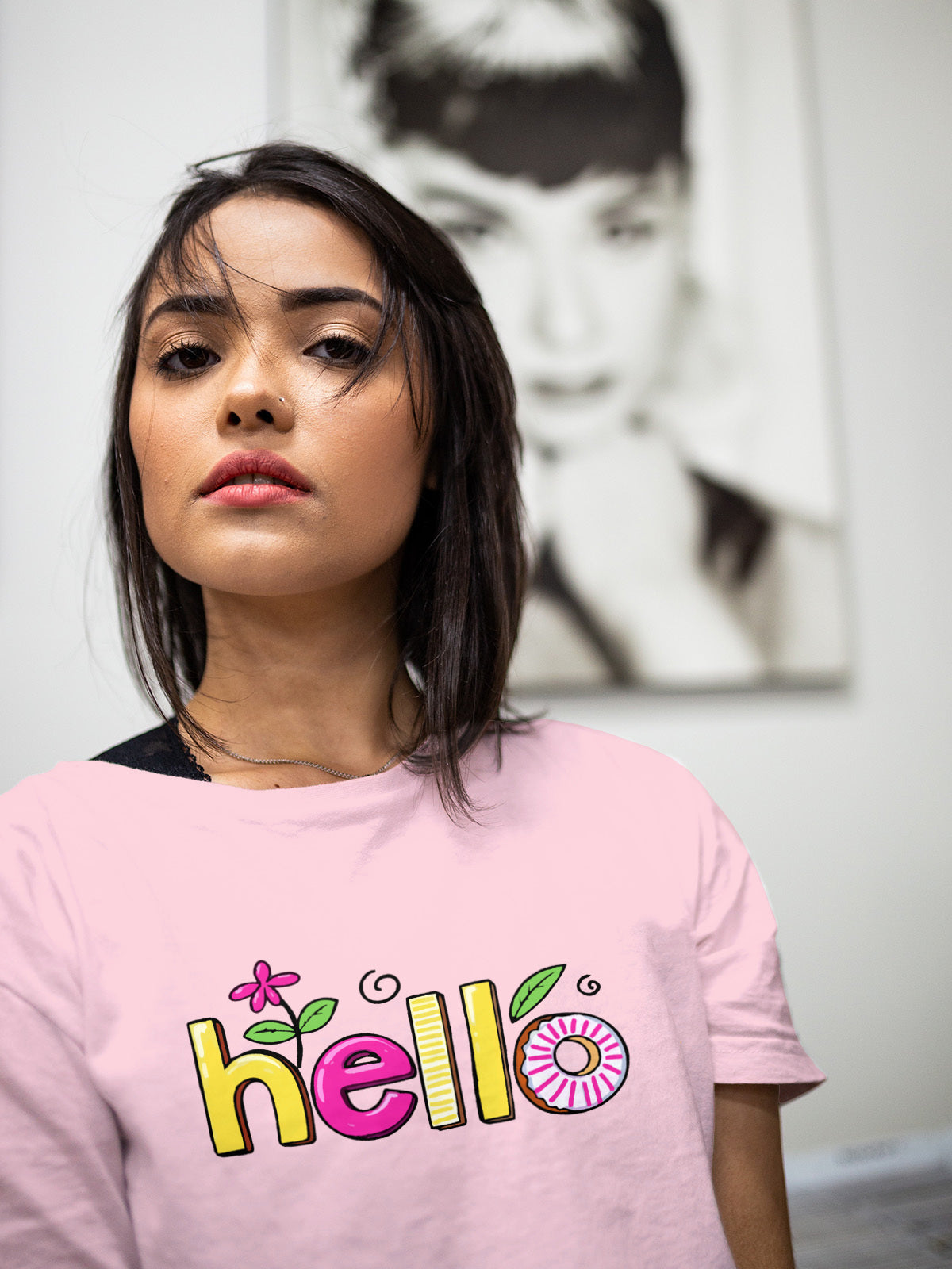 Дамска тениска Hello Colors / SatModa.

Дамска тениска със стилен дизайн и висококачествени материали. Отличен избор за ежедневието и спорт. Подходяща за разнообразни поводи и комбинации.

€12.80 EUR