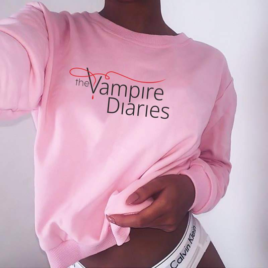 Дамска блуза Vampire Diaries  https://satmoda.com/products/дамска-блуза-vampire-diaries  Модерна дамска блуза с надписБлуза с обло деколте и свободна кройка. Материята на блузата е изключително мека и приятна. Осигурява максимален комфорт и топлина през зимните дни.100% памук