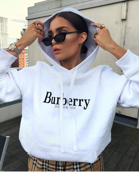 Дамски суичър Burberry  https://satmoda.com/products/дамски-суичър-с-качулка-burberry  Ефектен дамски суичър с качулка с връзкиМатерията на блузата е изключително мека и приятна. Осигурява максимален комфорт и топлина през зимните дни100% Памук