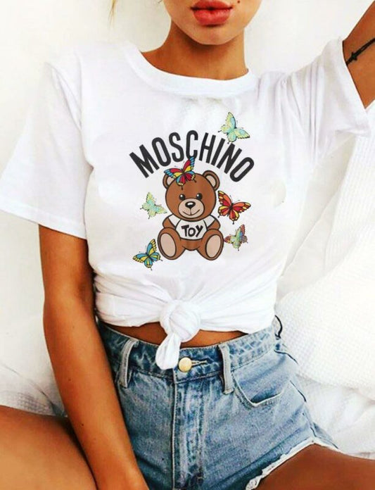 Дамска тениска Moschino butterfly  https://satmoda.com/products/дамска-тениска-moschino-butterfly-лято-2022  Дамска Тениска с обло деколте и свободна кройка. Материята на тениската е изключително мека и осигурява максимален комфорт. Тениската е изработена от 100% памук