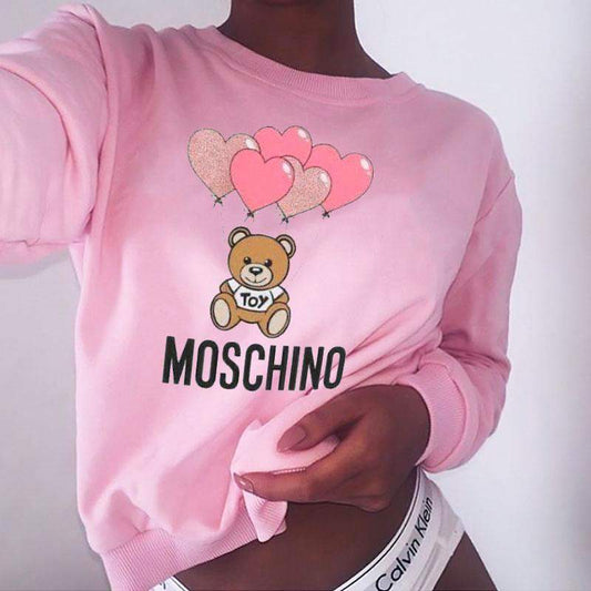 Дамска блуза Moschino Balloons dtg  https://satmoda.com/products/дамска-блуза-moschino-balloons-dtg  Модерна дамска блуза с надписБлуза с обло деколте и свободна кройка. Материята на блузата е изключително мека и приятна. Осигурява максимален комфорт и топлина през зимните дни.100% памук