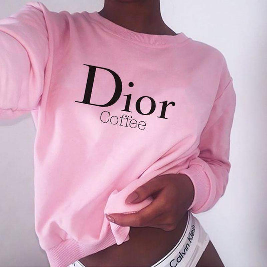 Дамска блуза Coffee Dior dtg  https://satmoda.com/products/coffee-dior-ефектна-дамска-блуза  Модерна дамска блуза с надписБлуза с обло деколте и свободна кройка. Материята на блузата е изключително мека и приятна. Осигурява максимален комфорт и топлина през зимните дни.100% памук