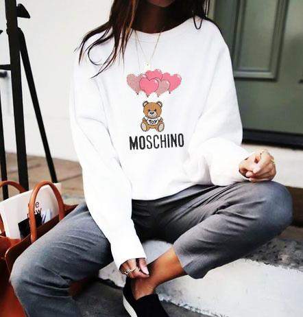 Дамска блуза Moschino Balloons dtg  https://satmoda.com/products/дамска-блуза-moschino-balloons-dtg  Модерна дамска блуза с надписБлуза с обло деколте и свободна кройка. Материята на блузата е изключително мека и приятна. Осигурява максимален комфорт и топлина през зимните дни.100% памук