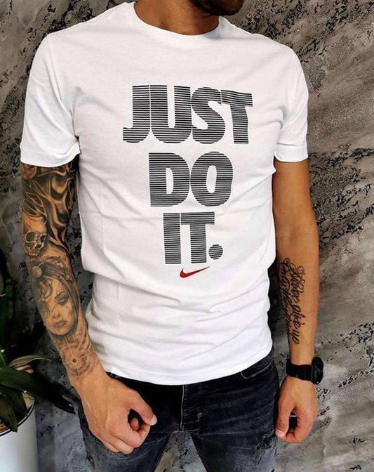 Мъжка тениска DO it dtg  https://satmoda.com/products/do-it-спортна-мъжка-тениска-nike  Модерна мъжка тениска с надпис. Съчетава се добре както с дънки, така и със спортен екип.Материя: 100% памукПрепоръчителна температура за пране 30°.