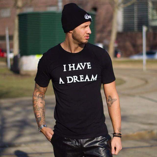 Мъжка тениска A dream  https://satmoda.com/products/мъжка-тениска-a-dream  Модерна мъжка тениска с обло деколте и свободна кройка. Материята на тениската е изключително мека и осигурява максимален комфорт през летните дни.Съчетава се добре както с дънки, така и със спортен екип.Материя: 100% памукПрепоръчителна температура за пране 30°.