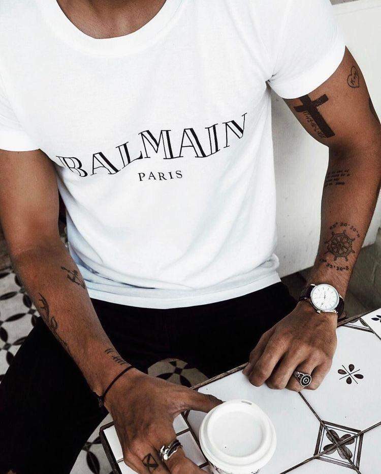 Мъжка тениска Balmain  https://satmoda.com/products/мъжка-тениска-balmain  Модерна мъжка тениска с обло деколте и свободна кройка. Материята на тениската е изключително мека и осигурява максимален комфорт през летните дни.Съчетава се добре както с дънки, така и със спортен екип.Материя: 100% памукПрепоръчителна температура за пране 30°