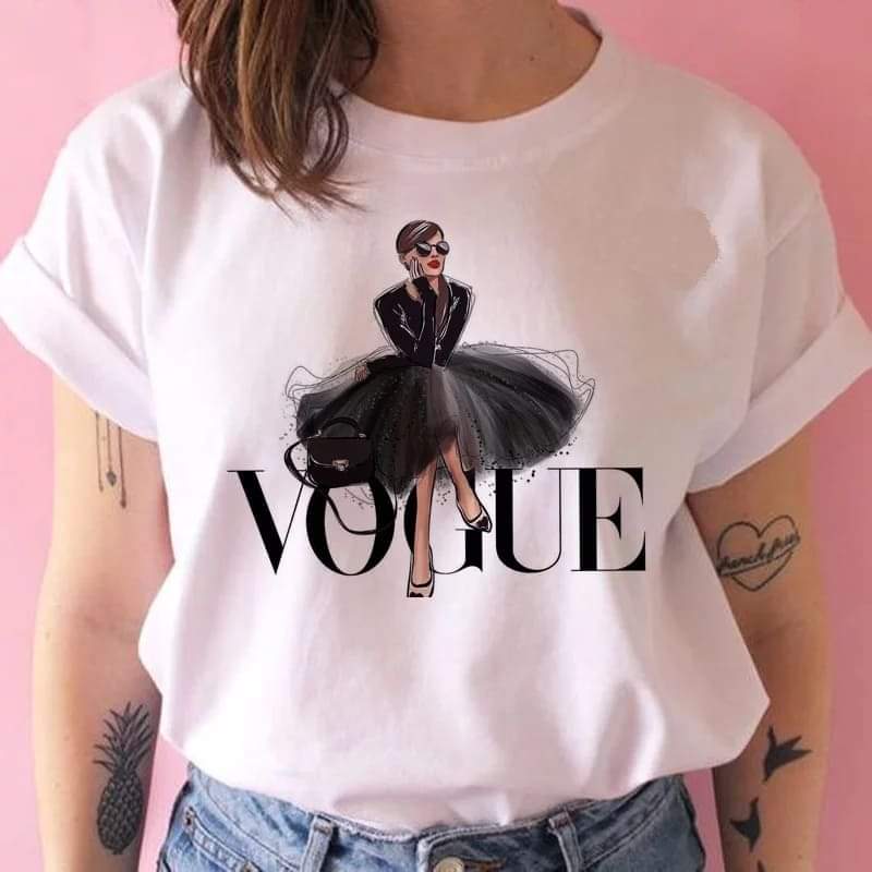 Дамска тениска Vogue black dress DTG  https://satmoda.com/products/дамска-тениска-vogue-black-dress-dtg  Дамска Тениска с обло деколте и свободна кройка.Материята на тениската е изключително мека и осигурява максимален комфорт през летните дни. 95% памук и 5% ликра 
