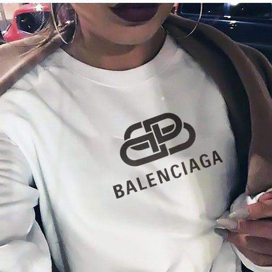 Дамска блуза Balenciaga dtg  https://satmoda.com/products/balenciaga-дамска-блуза  Модерна дамска блуза с надписБлуза с обло деколте и свободна кройка. Материята на блузата е изключително мека и приятна. Осигурява максимален комфорт и топлина през зимните дни.100% памук