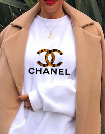 Дамска блуза Leo Chanel dtg  https://satmoda.com/products/дамска-блуза-leo-chanel-dtg  Модерна дамска блуза с надписБлуза с обло деколте и свободна кройка. Материята на блузата е изключително мека и приятна. Осигурява максимален комфорт и топлина през зимните дни.100% памук