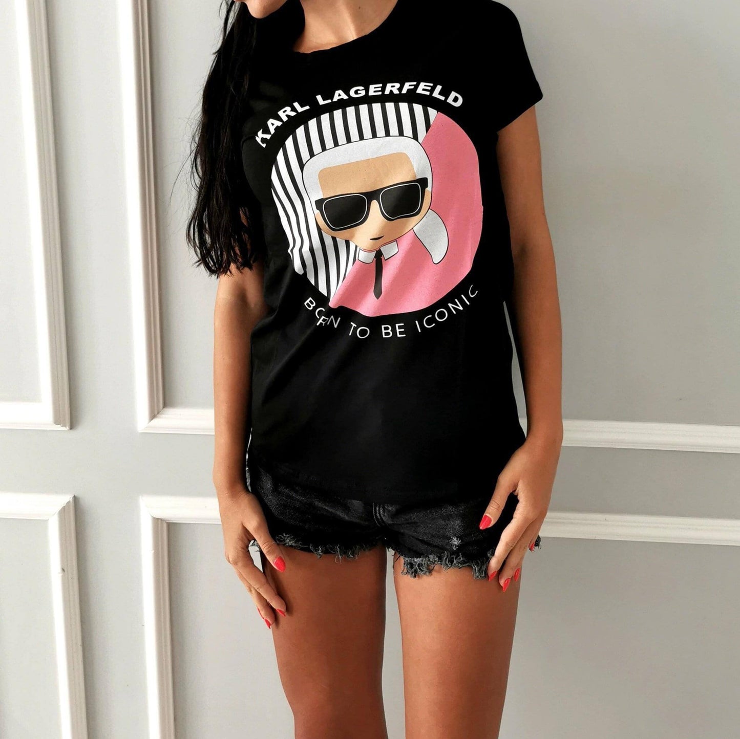Дамска тениска Karl Iconic  https://satmoda.com/products/дамска-тениска-karl-iconic  Дамска Тениска с обло деколте и свободна кройка.Материята на тениската е изключително мека и осигурява максимален комфорт през летните дни.Съчетава се добре с елегантно, спортно-елегантно и ежедневно облекло.Тениската е изработена от 100% памукПрепоръчителна температура за пране 30°