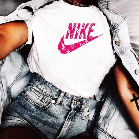 Дамска тениска Nike  https://satmoda.com/products/модерна-дамска-тениска-nike  Ефектна дамска тениска с щампаМатерия:&nbsp;100% памукСъчетава се добре както с дънки, така и със спортен екипПрепоръчителна температура за пране 30°