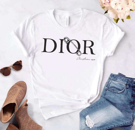 Дамска тениска Dior dtg  https://satmoda.com/products/dior-дамска-тениска  Дамска Тениска с обло деколте и свободна кройка.Материята на тениската е изключително мека и осигурява максимален комфорт през летните дни.Съчетава се добре с елегантно, спортно-елегантно и ежедневно облекло.Тениската е изработена от 100%