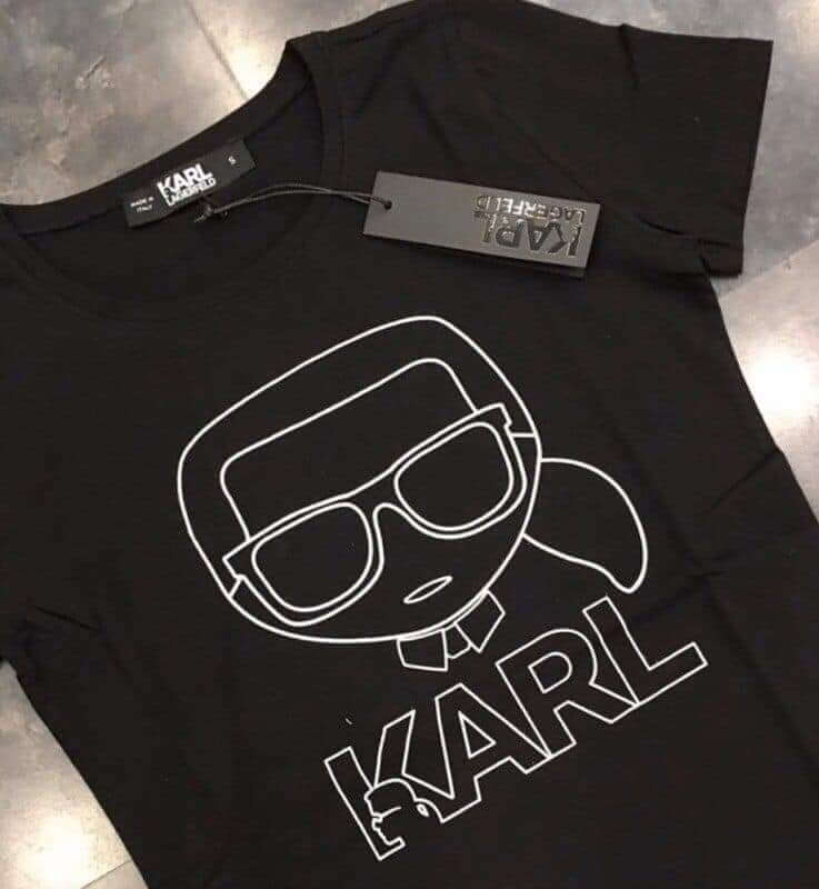 Дамска тениска Karl Lagerfeld  https://satmoda.com/products/дамска-тениска-karl-lagerfeld  Ефектна дамска тениска с обло деколте и свободна кройка. Материята на тениската е изключително мека и осигурява максимален комфорт през летните дни. Съчетава се добре с елегантно, спортно-елегантно и ежедневно облекло.Тениската е изработена от 100% памукПрепоръчителна температура за пране 30°