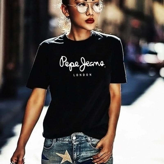 Дамска тениска Pepe  https://satmoda.com/products/дамска-тениска-pepe  Дамска Тениска с обло деколте и свободна кройка. Материята на тениската е изключително мека и осигурява максимален комфорт през летните дни. Съчетава се добре с елегантно, спортно-елегантно и ежедневно облекло.Тениската е изработена от 100% памукПрепоръчителна температура за пране 30°