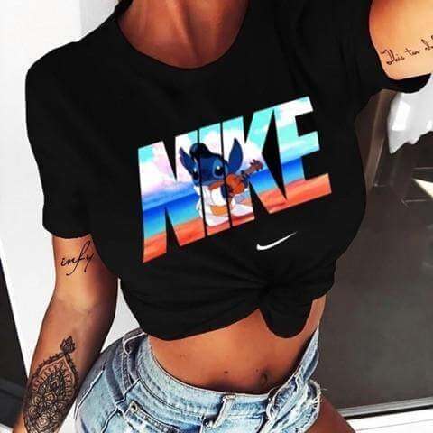 Дамска тениска Nike Stich DTG  https://satmoda.com/products/nike-stich-дамска-тениска  Дамска Тениска с обло деколте и свободна кройка.Материята на тениската е изключително мека и осигурява максимален комфорт през летните дни.Съчетава се добре с елегантно, спортно-елегантно и ежедневно облекло.Тениската е изработена от 100% памук