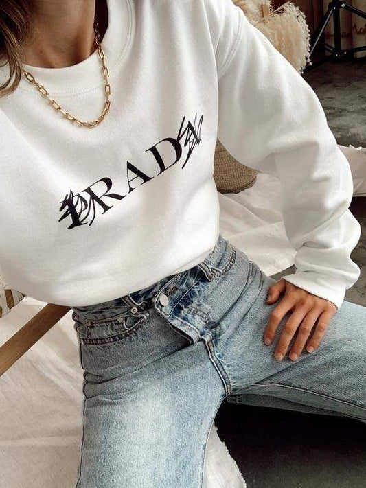 Дамска блуза PadOrPrada dtg  https://satmoda.com/products/дамска-блуза-padorprada-dtg  Модерна дамска блуза с надписБлуза с обло деколте и свободна кройка. Материята на блузата е изключително мека и приятна. Осигурява максимален комфорт и топлина през зимните дни.100% памук