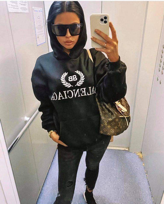 Дамски суичър Laurel Twigs  https://satmoda.com/products/дамски-суичър-laurel-twigs  Ефектен дамски суичър с качулка с връзкиМатерията на блузата е изключително мека и приятна. Осигурява максимален комфорт и топлина през зимните дни100% Памук
