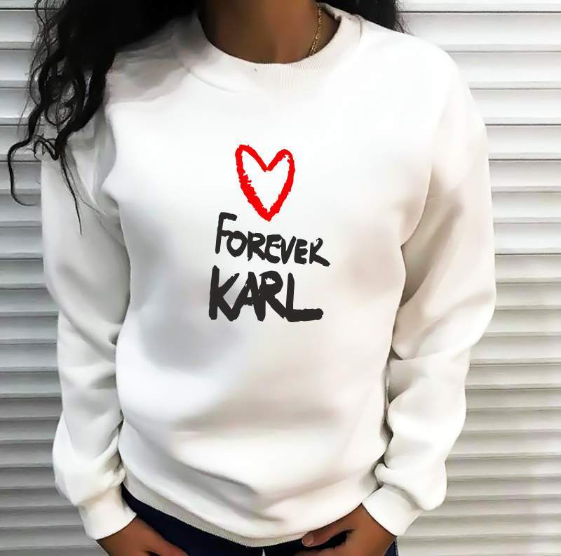 Дамска блуза Karl Forever  https://satmoda.com/products/дамска-блуза-karl-forever  Модерна дамска блуза с надписБлуза с обло деколте и свободна кройка. Материята на блузата е изключително мека и приятна. Осигурява максимален комфорт и топлина през зимните дни.100% памук