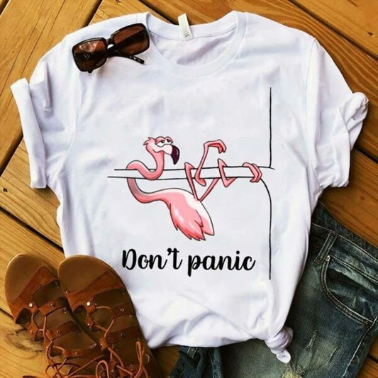Дамска тениска Panic Flamingo  https://satmoda.com/products/дамска-тениска-panic-flamingo-лято-2022  Дамска Тениска с обло деколте и свободна кройка. Материята на тениската е изключително мека и осигурява максимален комфорт през летните дни. Материя: 100% памук