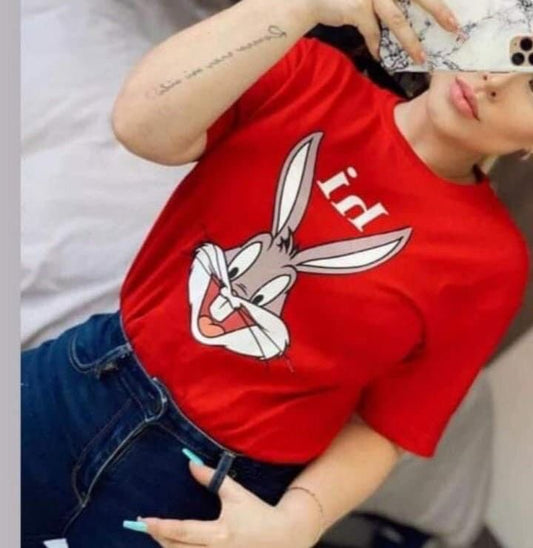 Дамска тениска Hi Bugs Bunny  https://satmoda.com/products/дамска-тениска-hi-bugs-bunny  Ефектна дамска тениска с обло деколте и свободна кройка.Осигурява максимален комфорт през летните дни.Материя: 100% памук.Препоръчителна температура за пране 30°