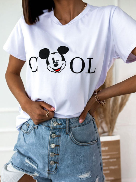 Дамска тениска Mickey Cool  https://satmoda.com/products/дамска-тениска-mickey-cool-лято-2022  Дамска Тениска с обло деколте и свободна кройка. Материята на тениската е изключително мека и осигурява максимален комфорт. Тениската е изработена от 100% памук