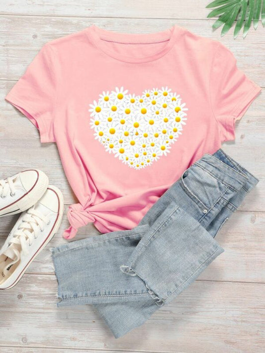 Дамска тениска Cute daisy heart  https://satmoda.com/products/дамска-тениска-cute-daisy-heart-лято-2022  Дамска Тениска с обло деколте и свободна кройка. Материята на тениската е изключително мека и осигурява максимален комфорт през летните дни. Материя: 100% памук
